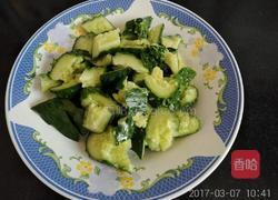 凉拌鸡蛋黄瓜的做法图解3