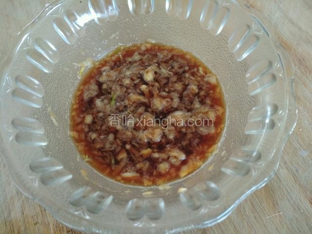 把蒜瓣捣成蒜泥，放少许盐，香醋和生抽调成料汁