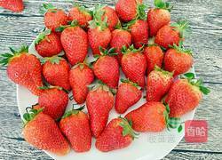 鲜榨草莓汁的做法图解1