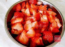 鲜榨草莓汁的做法图解2
