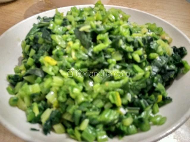 菠菜用水烫一下，过凉。切碎备用。