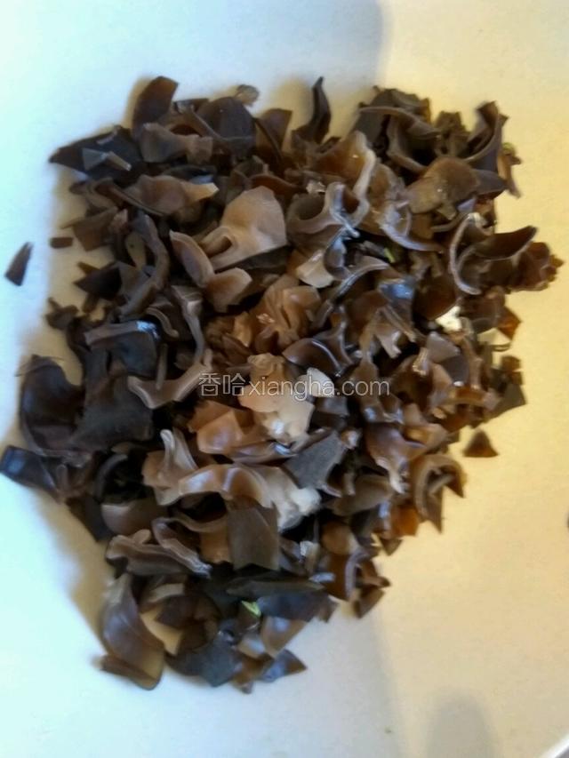 木耳泡发，用水抄一下。过凉。切碎备用