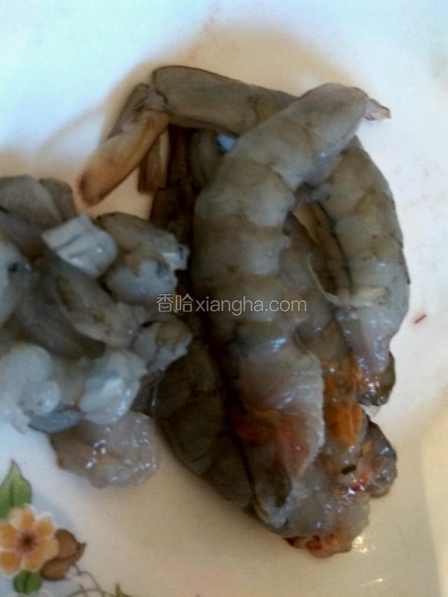青虾洗净，去壳切小块备用