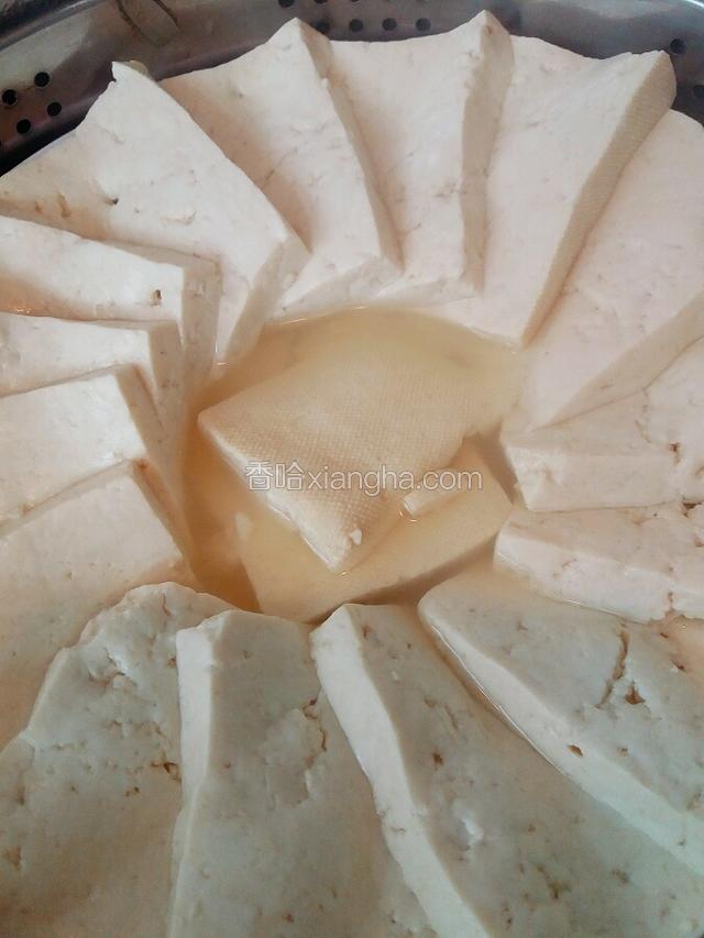 把蒸好的豆腐中的水倒净不要