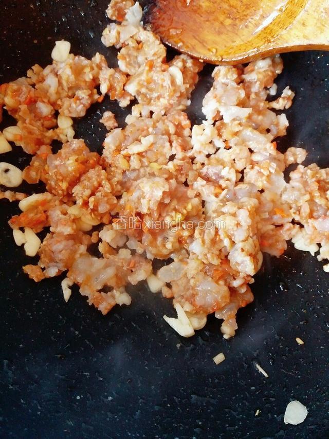 放肉沫翻炒
