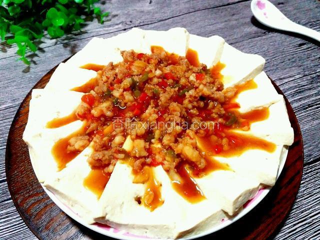 浇在豆腐中间