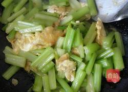 芹菜炒鸡蛋的做法图解11