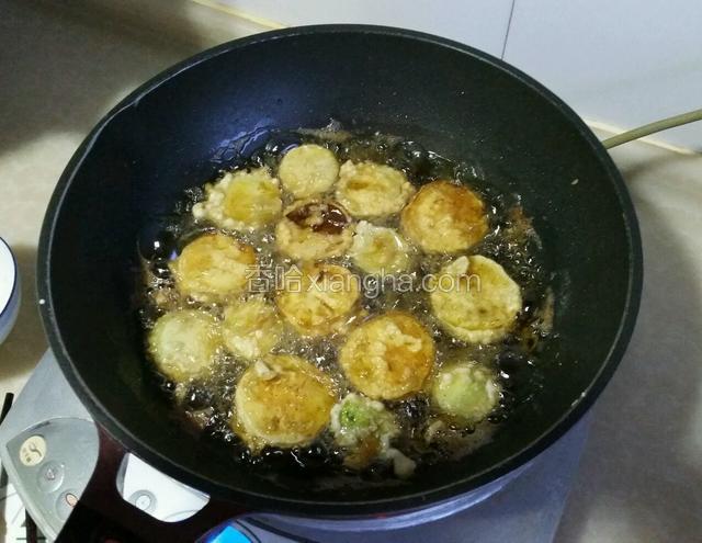 中小火炸至两面金黄即可，控油装盘。