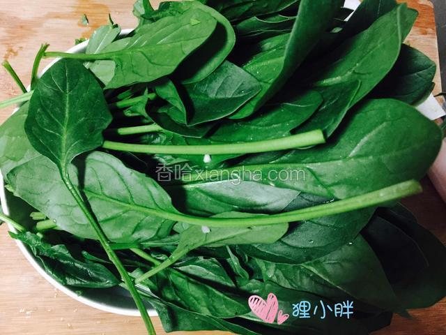 菠菜洗干净，切掉根部，控水待用