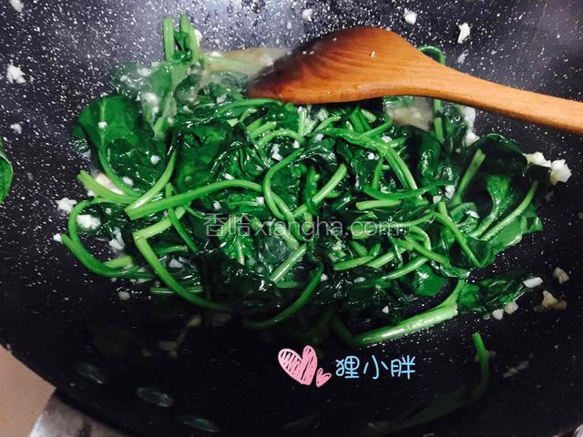 调入盐和鸡精，翻炒均匀即可出锅，菠菜容易熟，别炒老了