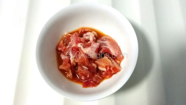 将猪瘦肉切薄片，放入适量水淀粉，拌匀。
