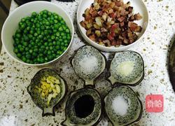 豌豆焖腊肉的做法图解1
