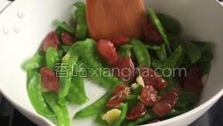 荷兰豆炒腊肠的做法图解18