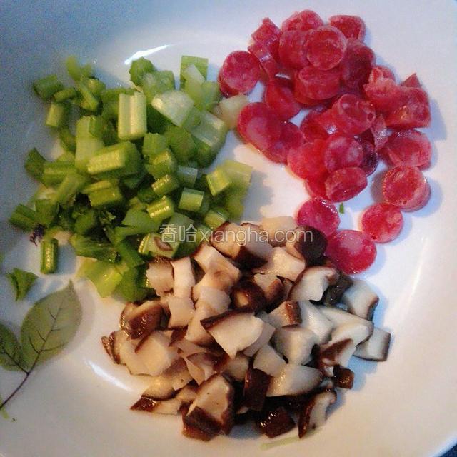 腊肠切小片，芹菜和香菇切成小丁（香菇焯水以后再吃）