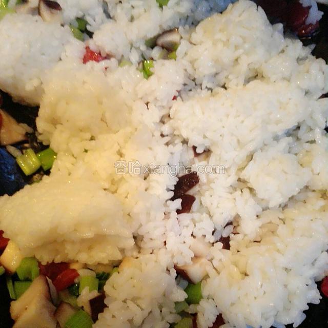 放入米饭，用铲子把米饭铲散了