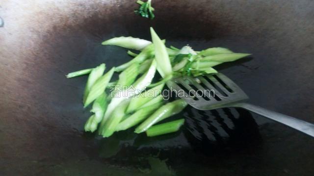 倒入芹菜炒片刻