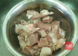 黄芪羊肉胡萝卜汤的做法图解1