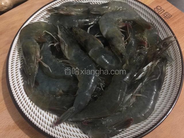 把虾洗干净，剪去虾须。在虾背切开挑去虾线。