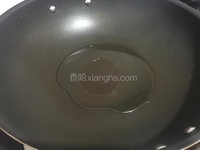 锅里倒入适量的油烧热。