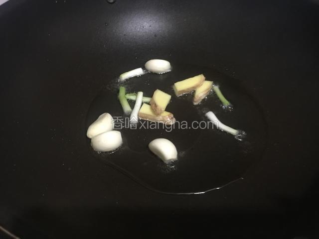 放入葱姜蒜煸香。