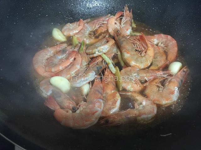 倒入调味汁翻炒均匀，盖锅盖焖煮5分钟。