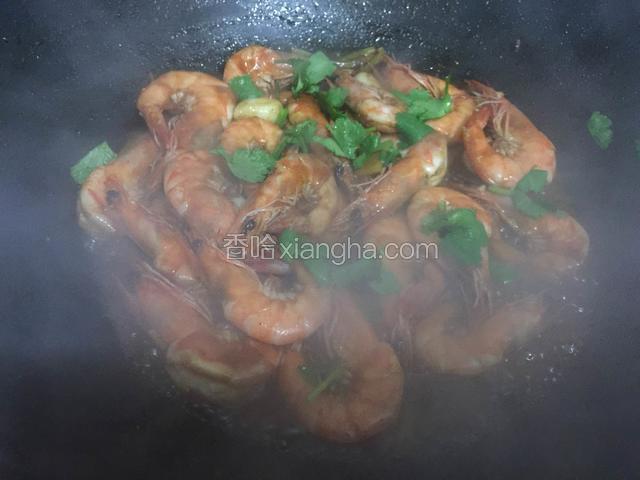 出锅前撒入香菜即可。