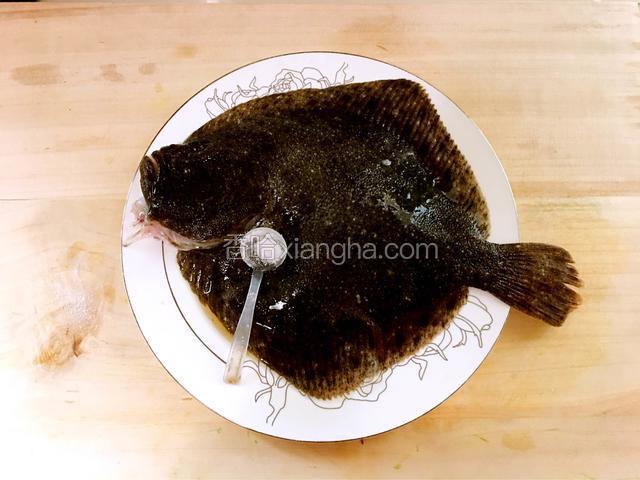 用料酒和少许盐把鱼涂抹一遍腌制十分钟
