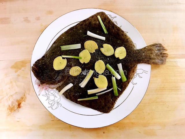 鱼上面和鱼下面铺上姜片和葱段