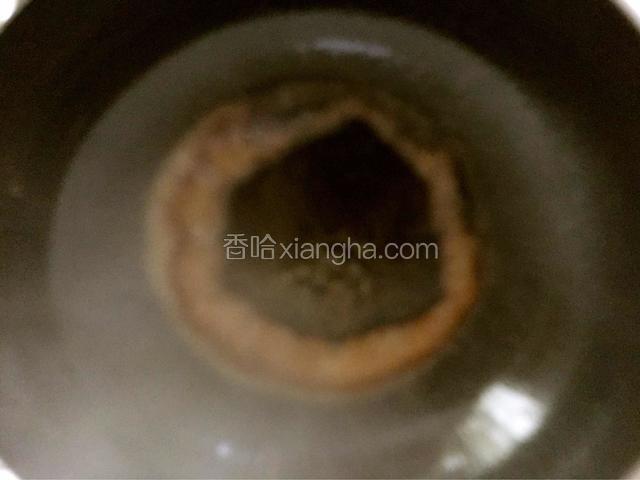 热锅凉油，当油热六七成时把蒸鱼豉油倒入锅里立即关火