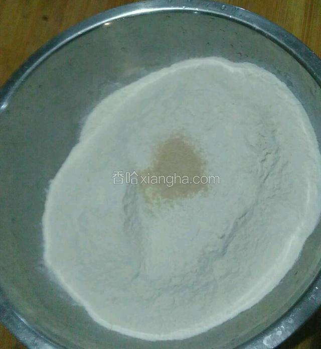 先和面，把面粉打入盆里，放适量酵母。