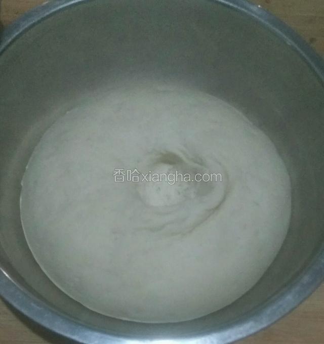 面团有蜂窝状就是发好了。