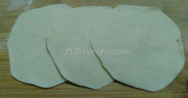 用面棍擀成圆形。