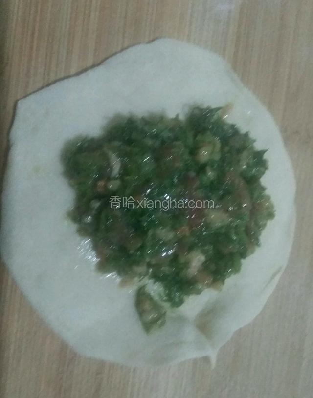 用右手拇指和食指捏一下，成撮。