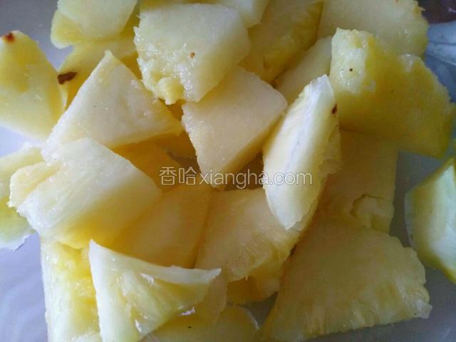 菠萝切小块，用盐水泡十分钟捞出备用