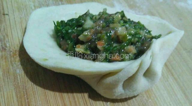 用拇指和食指、中指捏撮。