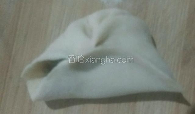 用手捏好右边。