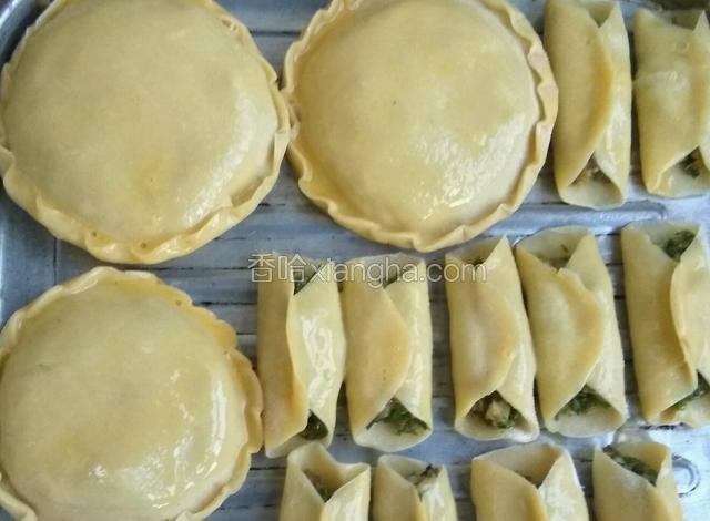 把菜盒涂上蛋液，涂均匀。