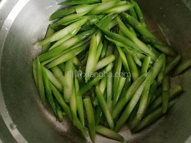 芦笋洗净，切掉老根，斜切成段，焯水后过凉水备用