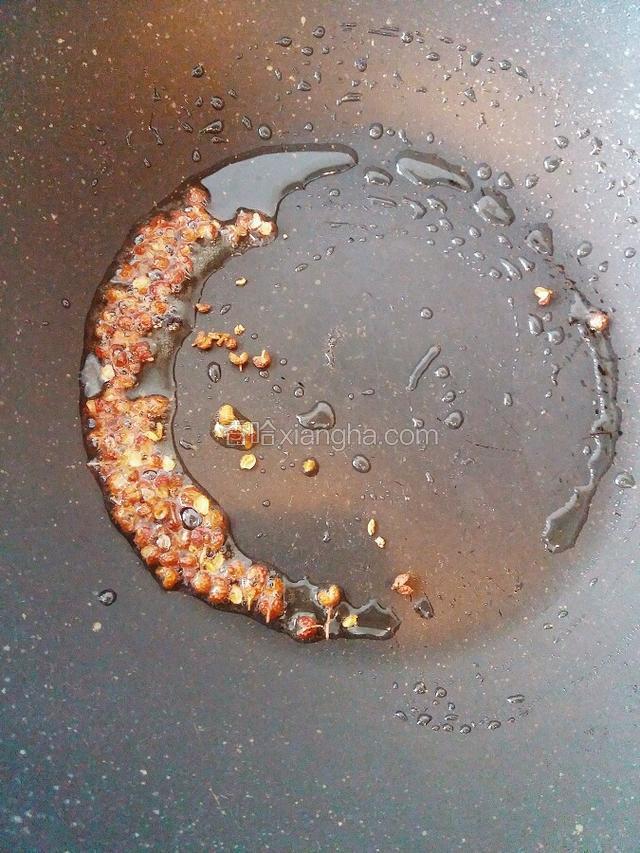 锅中放油2勺 花椒粒少许 炸糊捞出剩花椒油