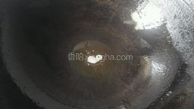 热锅倒入适量香油，待油热拿起锅转动几圈使锅里周围都均匀的粘上香油