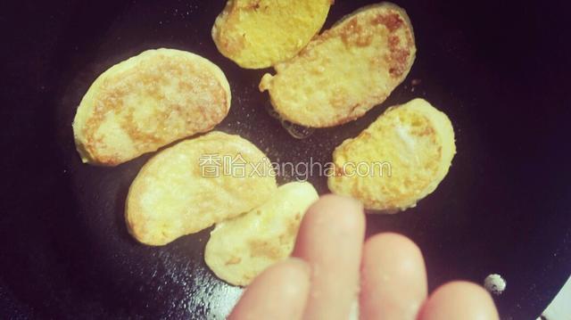 煎至两面金黄，再洒上少许食盐再两面翻一下，使盐可以均匀些就可以出锅了