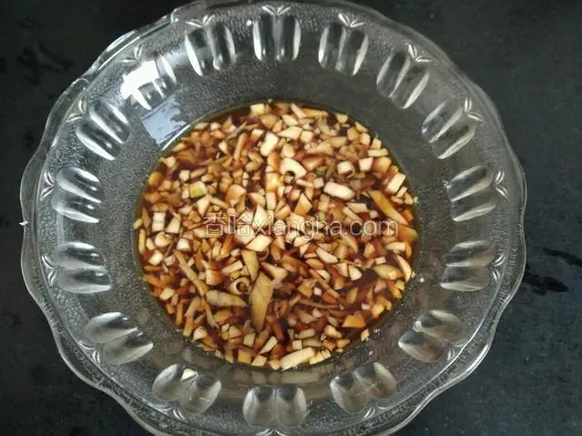 把蒜末姜末加香醋和生抽，调成料汁
