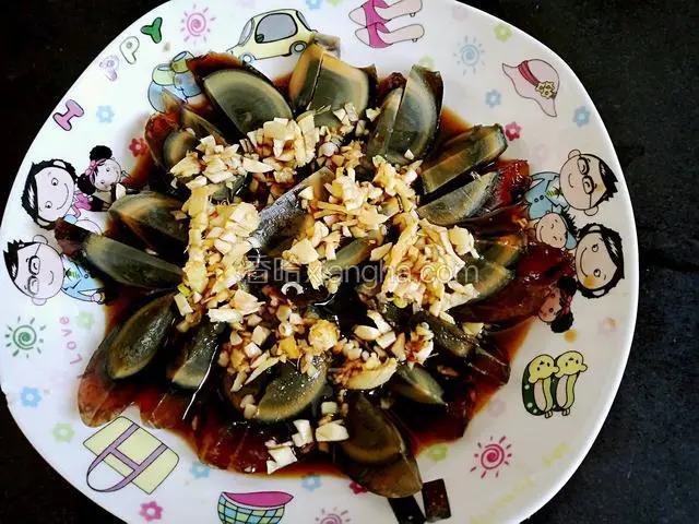 把料汁倒在皮蛋上，上面撒上葱花