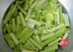 凉拌芹菜花生米的做法图解1