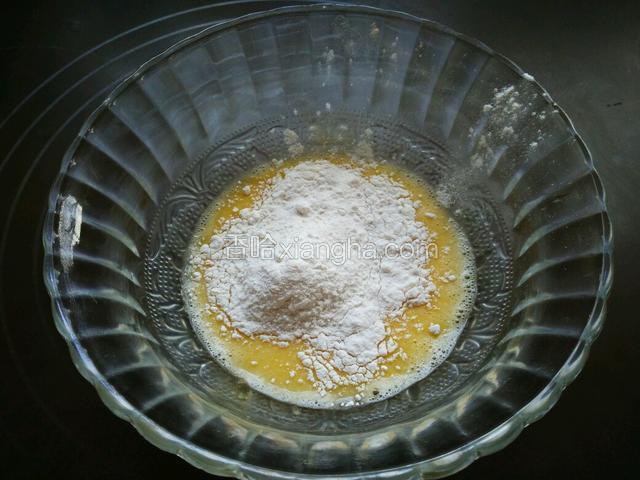 加入适量面粉和少许盐。