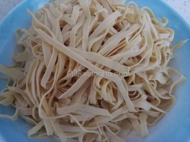 豆皮切丝。