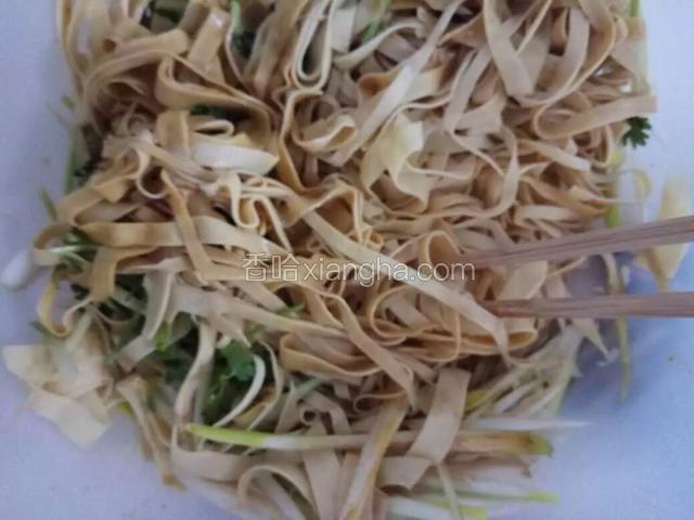 豆皮和葱段香菜放入大盘里。