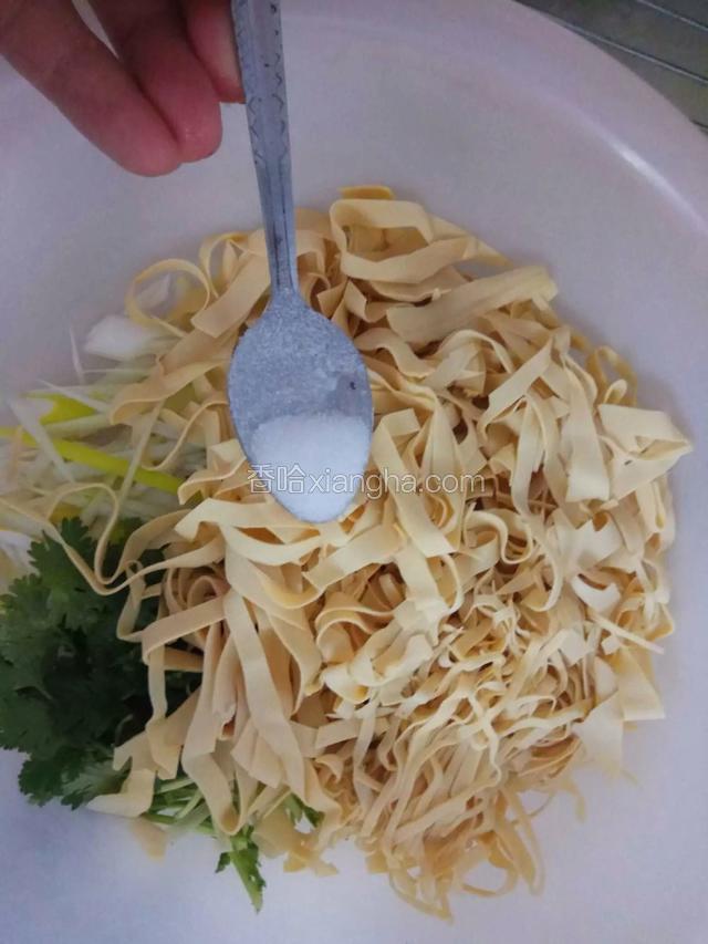 少量盐，因为别的调料还有咸味。