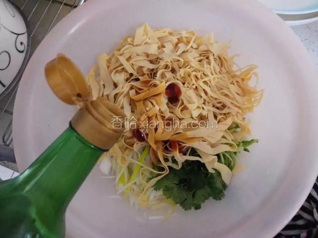 醋根据个人喜好适量放入。（我用的是陈醋）