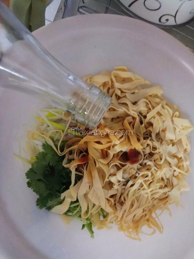 最后加入香油。（喜欢吃辣的盆友可以加入适量辣椒油哦）